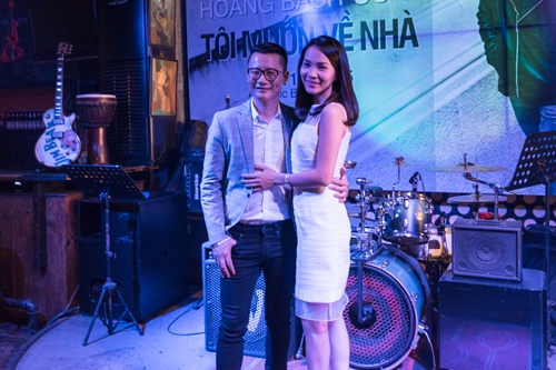 Hoàng Bách tình cảm hôn vợ giữa sự kiện - 3