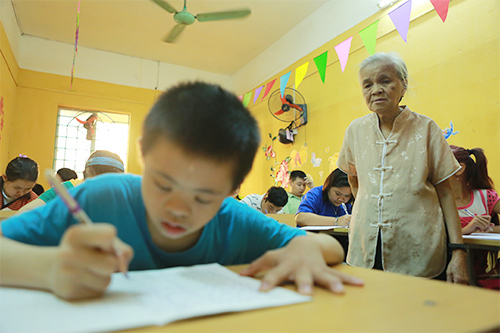 Lớp học của bà giáo già và học sinh không bao giờ... lớn - 10