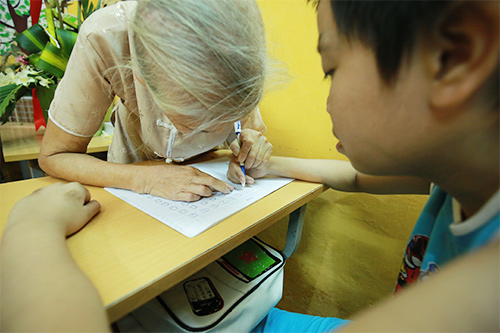 Lớp học của bà giáo già và học sinh không bao giờ... lớn - 8