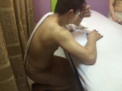 Đột kích ổ mại dâm đồng tính nam núp bóng tiệm spa - 2