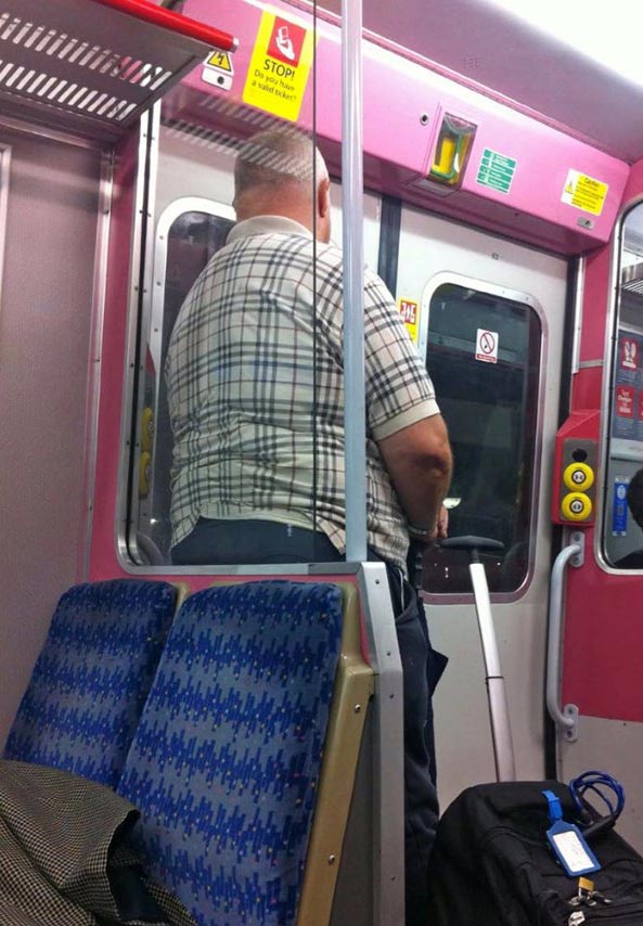 Sọc kẻ caro của Burberry được nhái nhiều nhất thế giới - 4