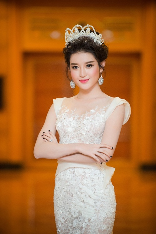 Á hậu Huyền My đội vương miện đi dự sự kiện - 1