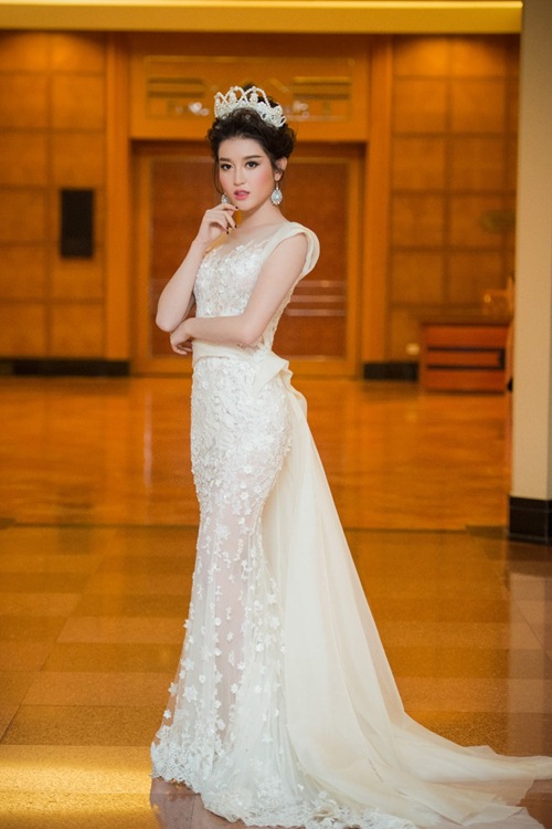 Á hậu Huyền My đội vương miện đi dự sự kiện - 2
