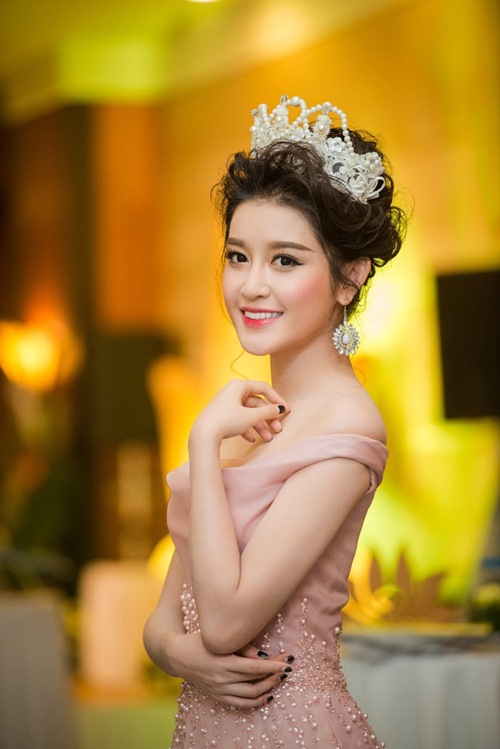 Á hậu Huyền My đội vương miện đi dự sự kiện - 4