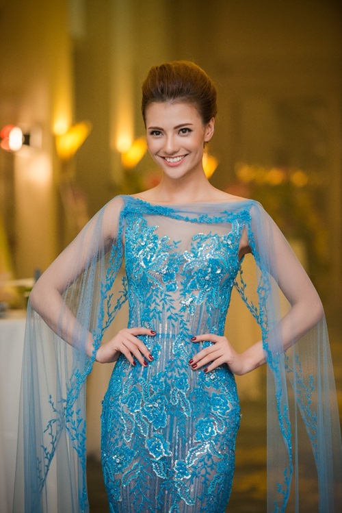 Á hậu Huyền My đội vương miện đi dự sự kiện - 9