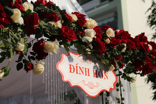 Vân Trang tình cảm hôn ông xã Việt kiều trong lễ ăn hỏi - 1