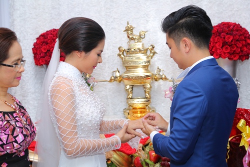 Vân Trang tình cảm hôn ông xã Việt kiều trong lễ ăn hỏi - 11