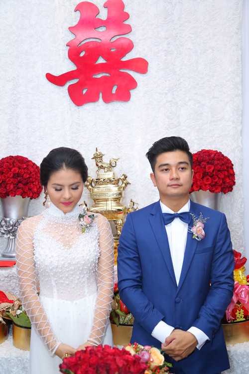 Vân Trang tình cảm hôn ông xã Việt kiều trong lễ ăn hỏi - 12