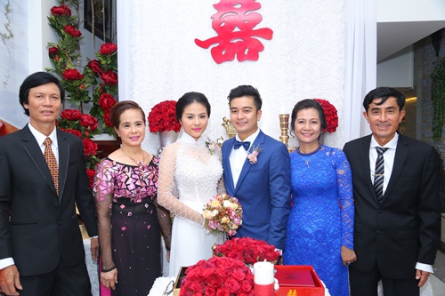 Vân Trang tình cảm hôn ông xã Việt kiều trong lễ ăn hỏi - 13
