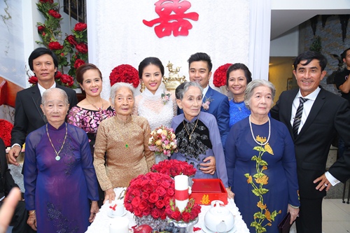 Vân Trang tình cảm hôn ông xã Việt kiều trong lễ ăn hỏi - 14