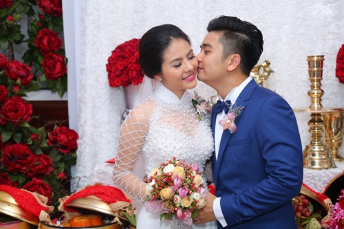 Vân Trang tình cảm hôn ông xã Việt kiều trong lễ ăn hỏi - 15