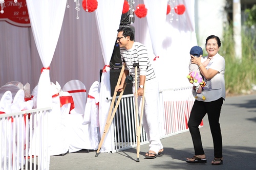 Vân Trang tình cảm hôn ông xã Việt kiều trong lễ ăn hỏi - 3