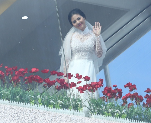 Vân Trang tình cảm hôn ông xã Việt kiều trong lễ ăn hỏi - 4