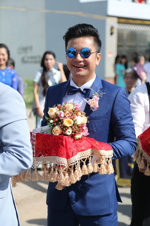 Vân Trang tình cảm hôn ông xã Việt kiều trong lễ ăn hỏi - 5