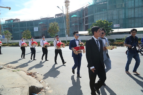 Vân Trang tình cảm hôn ông xã Việt kiều trong lễ ăn hỏi - 6