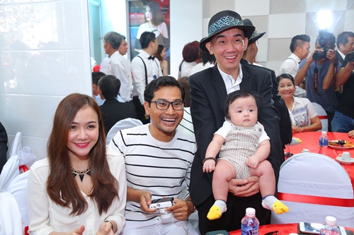 Vân Trang tình cảm hôn ông xã Việt kiều trong lễ ăn hỏi - 7