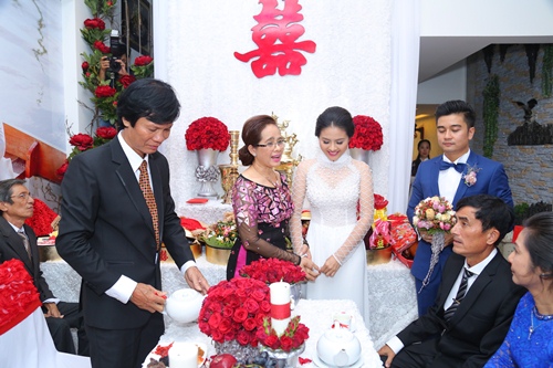 Vân Trang tình cảm hôn ông xã Việt kiều trong lễ ăn hỏi - 8