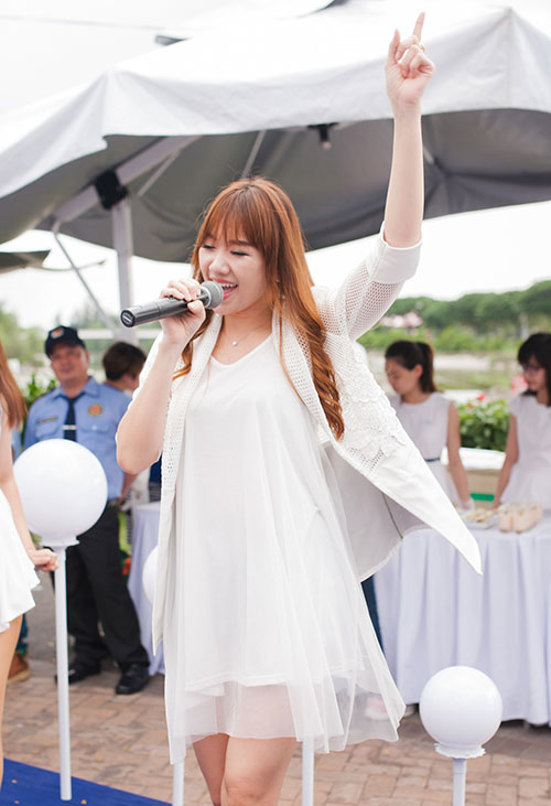 Hari Won, Tiến Đạt tình cảm đút cho nhau ăn tại sự kiện - 10