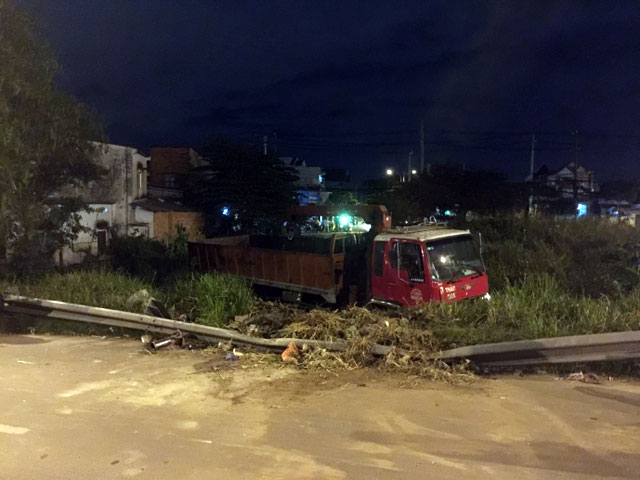 Tài xế lao xe lên vỉa hè quot;néquot; đám cưới để tránh thảm họa - 1