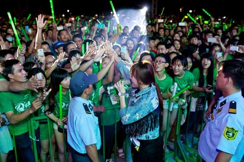 Noo Phước Thịnh, Hari Won quot;khuấy độngquot; 15.000 khán giả Cần Thơ - 5