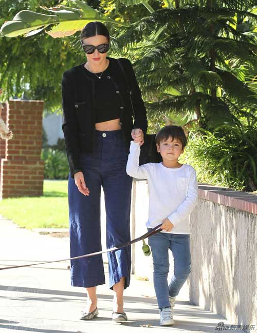 Miranda Kerr sành điệu cùng con trai dắt chó đi dạo - 2