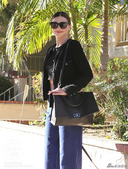 Miranda Kerr sành điệu cùng con trai dắt chó đi dạo - 4