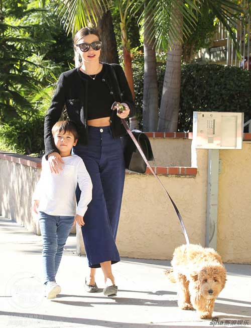 Miranda Kerr sành điệu cùng con trai dắt chó đi dạo - 1