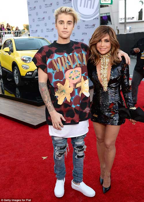 Miranda Kerr sành điệu cùng con trai dắt chó đi dạo - 7