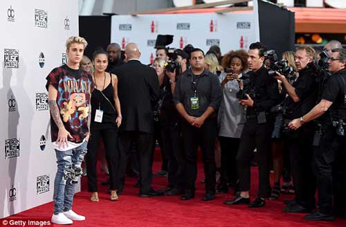 Miranda Kerr sành điệu cùng con trai dắt chó đi dạo - 9