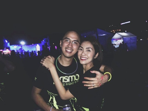 Vợ chồng Hà Tăng mặc áo đôi, ngọt ngào bên nhau - 1