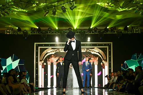 Hạ Vy gây sửng sốt khi diễn thời trang sau 8 ngày sinh - 4