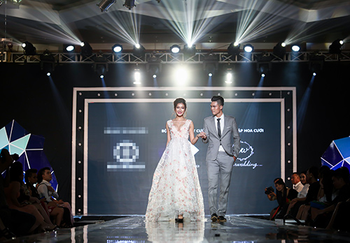 Hạ Vy gây sửng sốt khi diễn thời trang sau 8 ngày sinh - 14