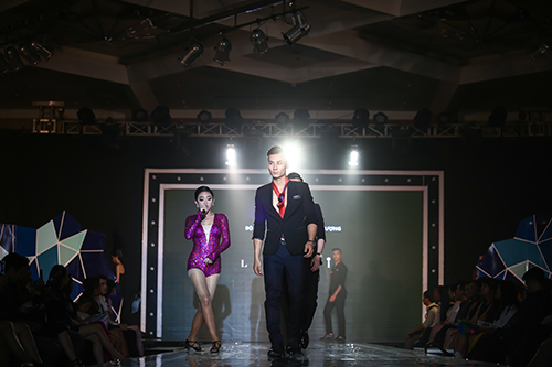 Hạ Vy gây sửng sốt khi diễn thời trang sau 8 ngày sinh - 12