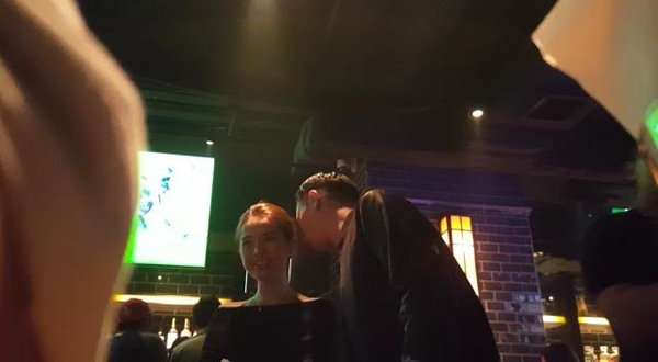 Chồng sắp cưới Hồ Hạnh Nhi ôm ấp gái lạ trong quán bar - 3