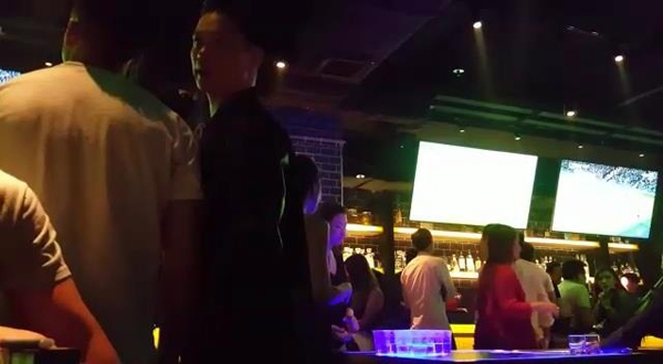 Chồng sắp cưới Hồ Hạnh Nhi ôm ấp gái lạ trong quán bar - 2