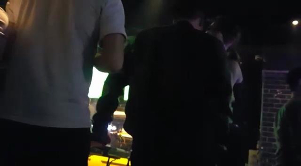 Chồng sắp cưới Hồ Hạnh Nhi ôm ấp gái lạ trong quán bar - 4