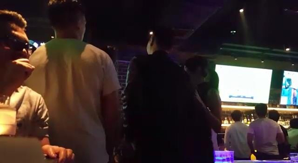 Chồng sắp cưới Hồ Hạnh Nhi ôm ấp gái lạ trong quán bar - 5