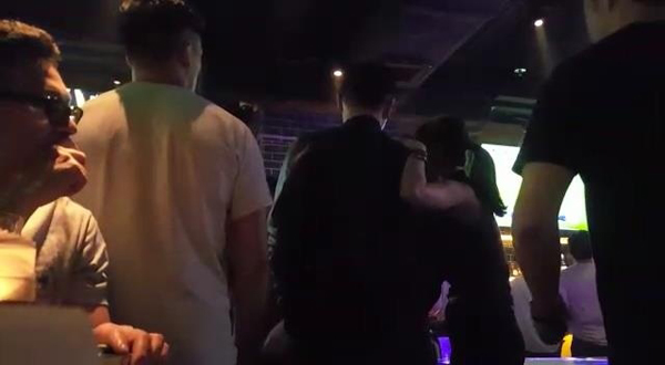 Chồng sắp cưới Hồ Hạnh Nhi ôm ấp gái lạ trong quán bar - 6