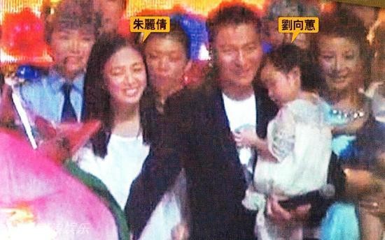 Chồng sắp cưới Hồ Hạnh Nhi ôm ấp gái lạ trong quán bar - 11