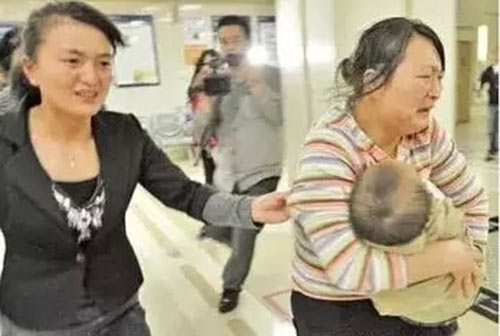 Những vụ trẻ quot;mang họaquot; từ thói quen cổ hủ của người lớn - 3