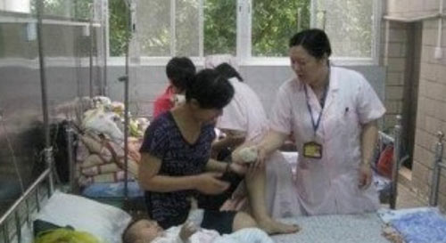 Những vụ trẻ quot;mang họaquot; từ thói quen cổ hủ của người lớn - 1