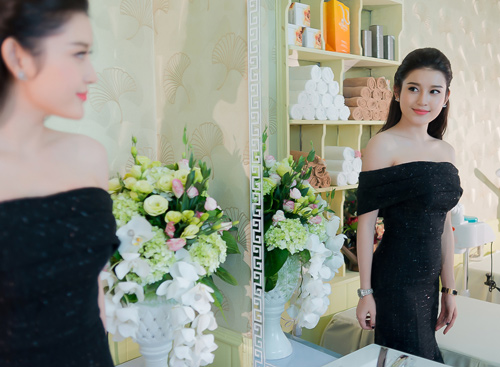 Á hậu Huyền My xinh đẹp gây xôn xao tại TP Bắc Giang - 7