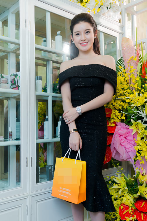 Á hậu Huyền My xinh đẹp gây xôn xao tại TP Bắc Giang - 5