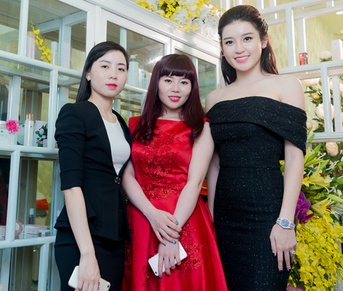 Á hậu Huyền My xinh đẹp gây xôn xao tại TP Bắc Giang - 4