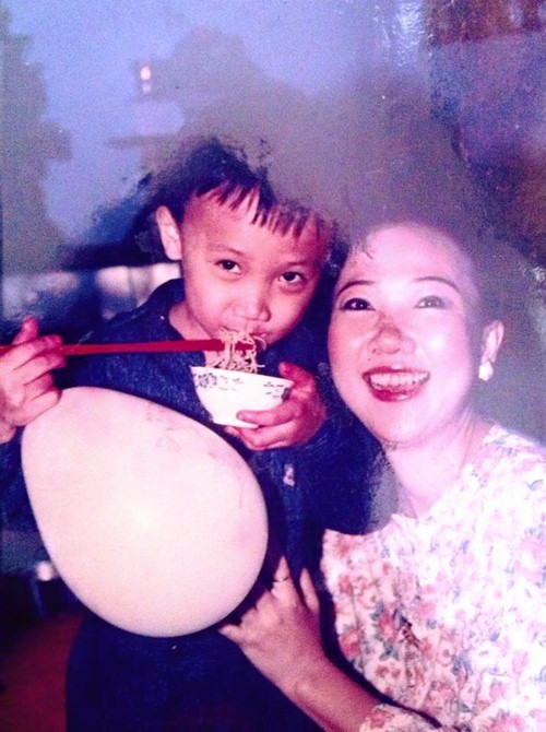 Trấn Thành khoe ảnh dễ thương bên mẹ ngày nhỏ - 3