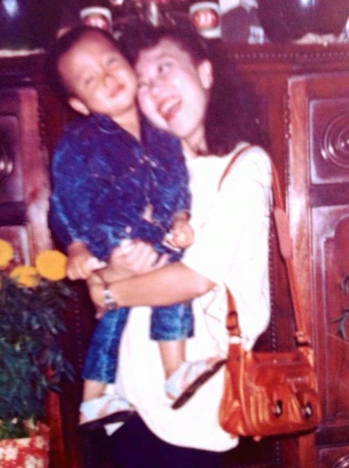 Trấn Thành khoe ảnh dễ thương bên mẹ ngày nhỏ - 2