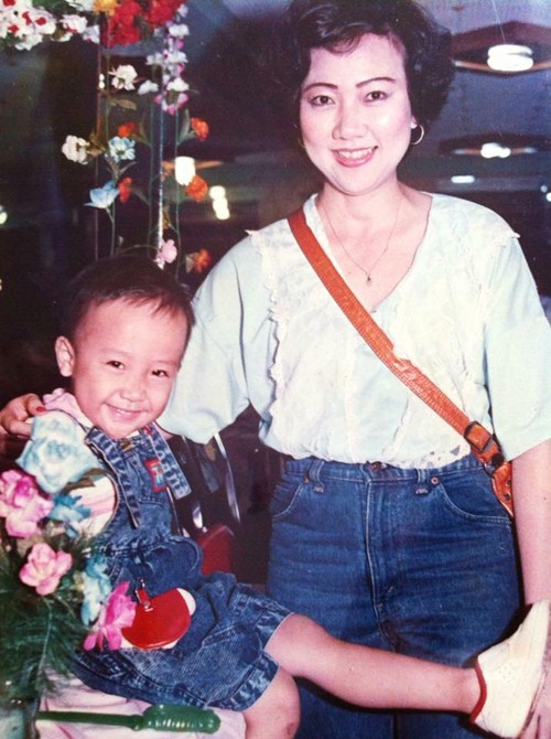 Trấn Thành khoe ảnh dễ thương bên mẹ ngày nhỏ - 1