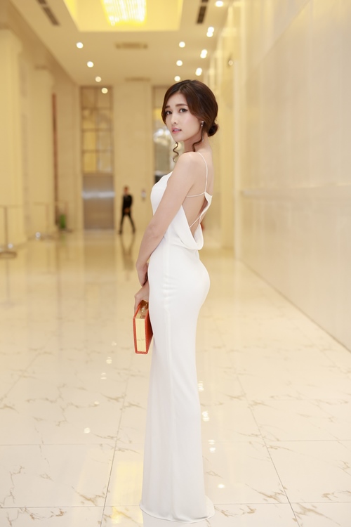 HH Triệu Thị Hà khoe đường cong gợi cảm - 4