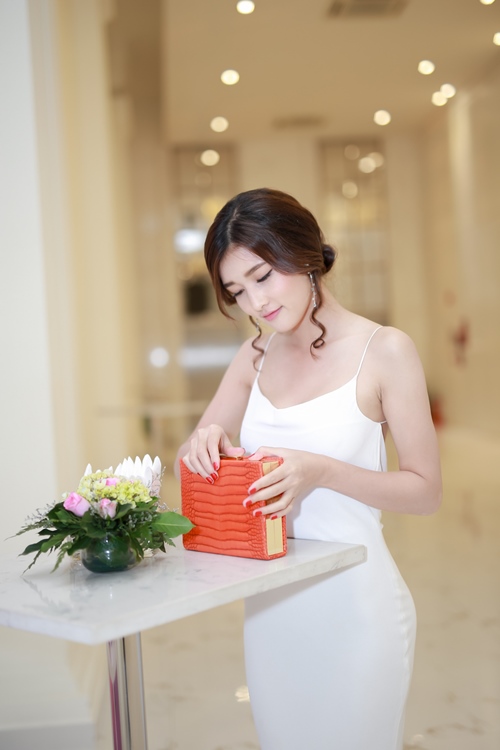 HH Triệu Thị Hà khoe đường cong gợi cảm - 5