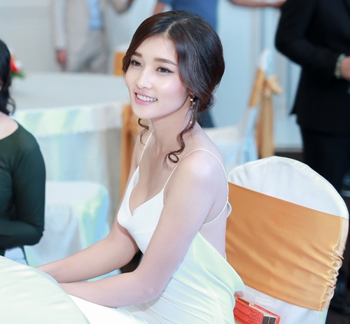 HH Triệu Thị Hà khoe đường cong gợi cảm - 7